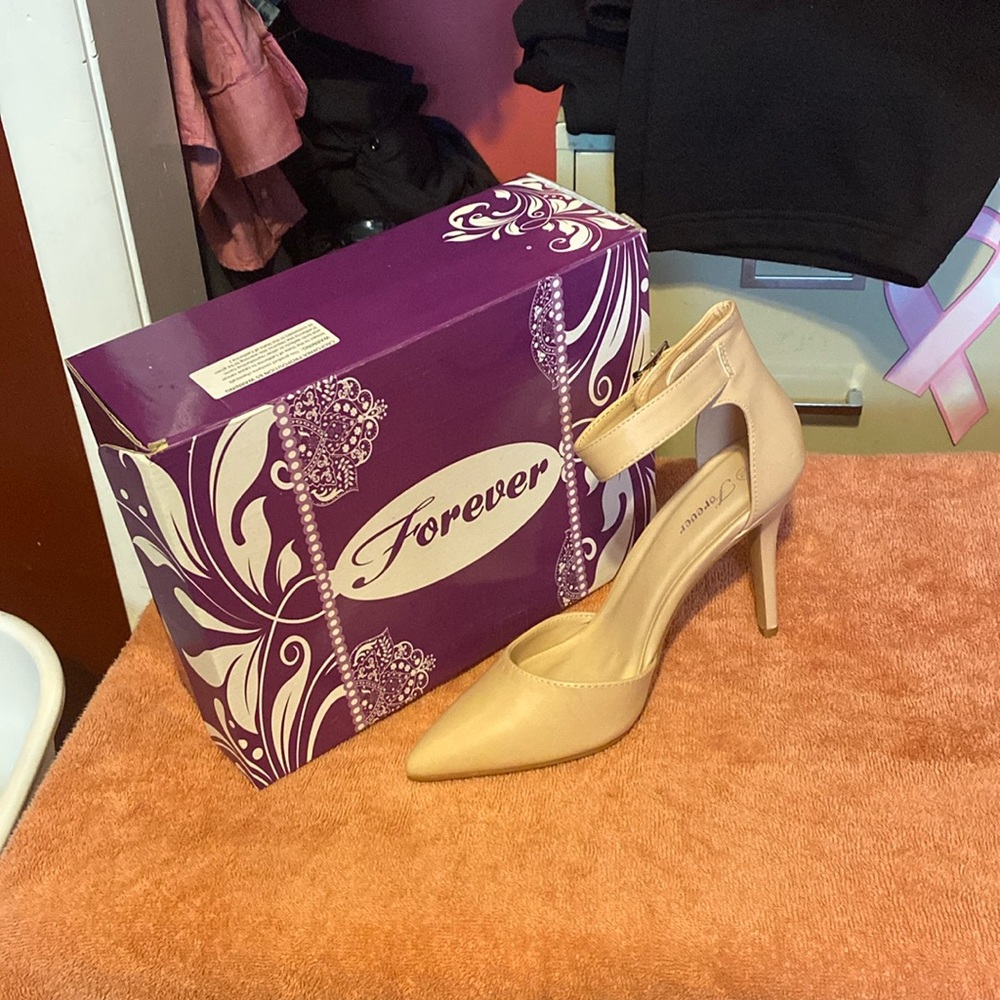Brand new size 10 4 inch stiletto heel nude
